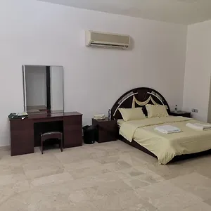 White House Homestay *